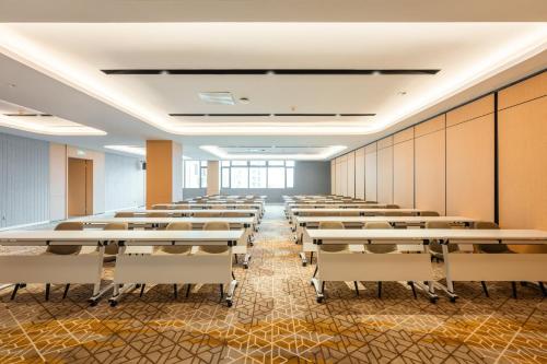 413775446 Holiday Inn Express Xinji City Center by IHG