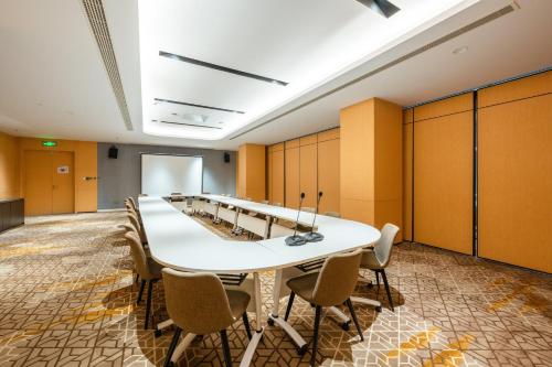 413775477 Holiday Inn Express Xinji City Center by IHG