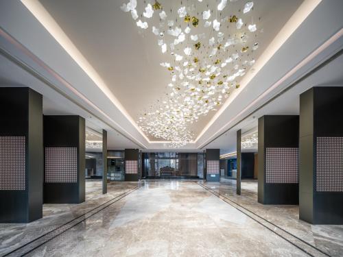 413775487 Holiday Inn Express Xinji City Center by IHG