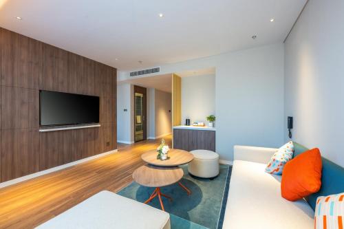 413775494 Holiday Inn Express Xinji City Center by IHG