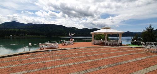 Vila Franceză - Cazare cu jacuzzi pe malul lacului Colibița