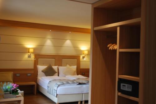 King Room with Mountain View image 1
