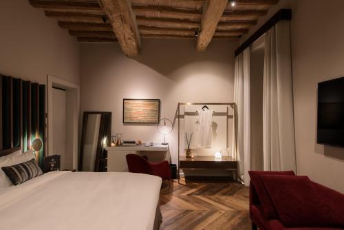 Superior Double Room image 7
