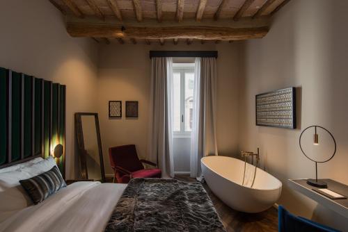 Deluxe Double Room with Bath image 3