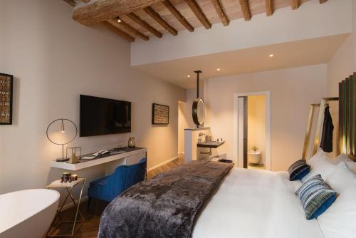 Deluxe Double Room with Bath image 1