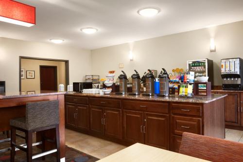 Country Inn & Suites by Radisson, Dearborn, MI