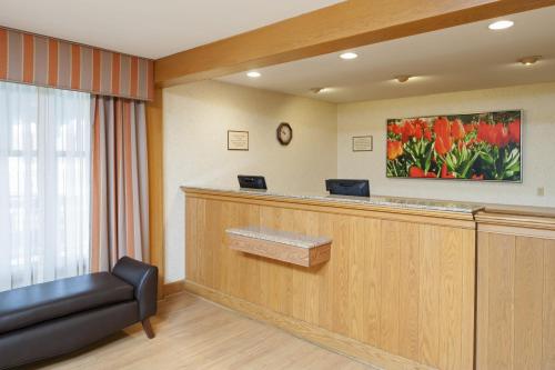 Hol, Country Inn & Suites by Radisson, Holland, MI in Holland