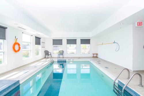 Swimming pool, Sandman Signature Prince George Hotel in Prince George (BC)