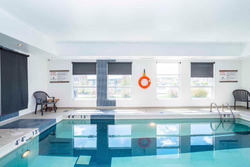 Swimming pool, Sandman Signature Prince George Hotel near KFC