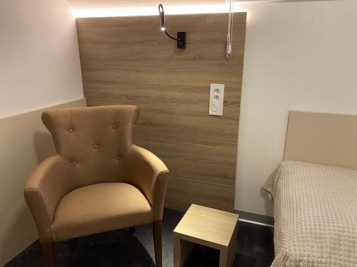 Twin Room with Bathroom image 10