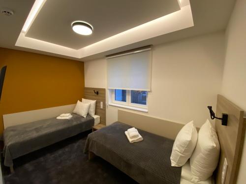 2 twin beds