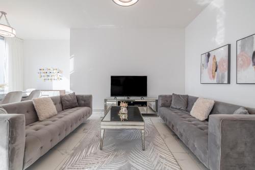 Noora Tower I Spacious 3BDR Apartment and maid room with Burj Khalifa View, Dubái (foto 2)