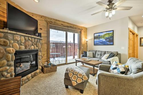 Central Grand Lake Condo with Patio and Mtn Views