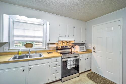 Updated Cabin in Golf Community with Pool Access in Newland, USA