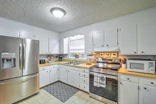 Updated Cabin in Golf Community with Pool Access in Newland, USA