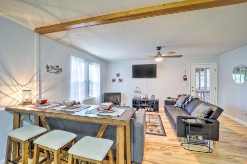 Updated Cabin in Golf Community with Pool Access in Newland, USA