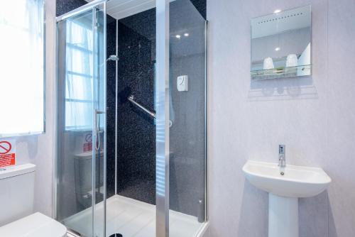 County Hotel - image 8