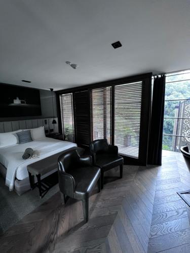 Suite with Terrace image 4