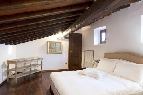 D/T Elegant & Spacious Flat 2' walk train station