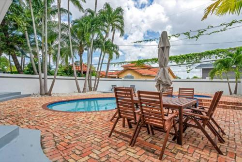 Luxe 4BD Duplex with Heated Pool, Close to Restaurants in South Miami, USA
