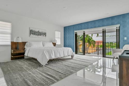 Luxe 4BD Duplex with Heated Pool, Close to Restaurants in South Miami, USA