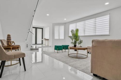 Luxe 4BD Duplex with Heated Pool, Close to Restaurants in South Miami, USA