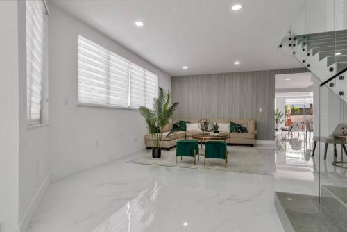 Luxe 4BD Duplex with Heated Pool, Close to Restaurants in South Miami, USA