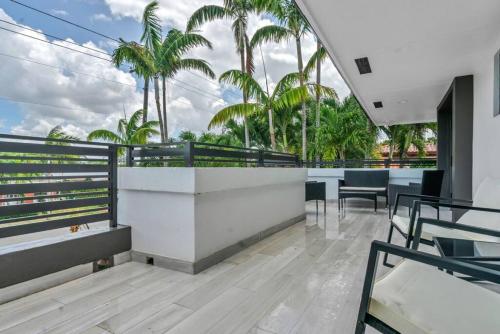 Luxe 4BD Duplex with Heated Pool, Close to Restaurants in South Miami, USA
