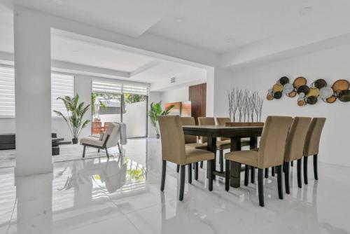 Luxe 4BD Duplex with Heated Pool, Close to Restaurants in South Miami, USA