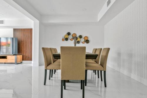 Luxe 4BD Duplex with Heated Pool, Close to Restaurants in South Miami, USA