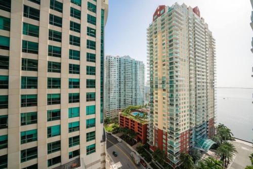 LuxBright 1BR Brickell Paradise with Oceanview and Parking, Miami (Florida)