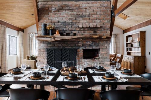 Pet-Friendly Pine Cabin with Hot Tub and Fire Pit!