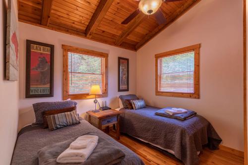 Knotty Pine in West Jefferson, USA