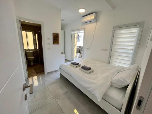 Banheiro, A cozy 2bdrm home in Wadi-Nisnas Haifa in Downtown