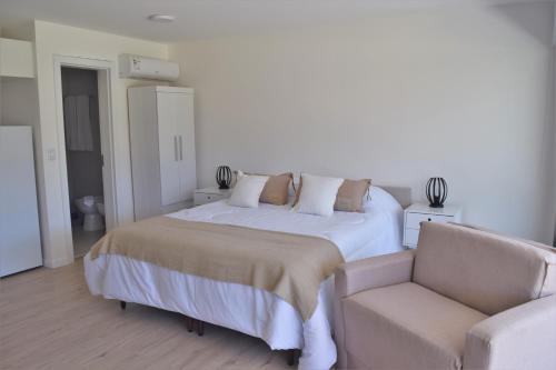 1 queen bed, 1 sofa bed