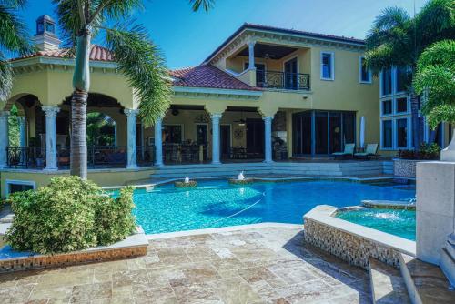 St Petersburg Waterfront Estate by Techtravel – Tierra Verde, FL