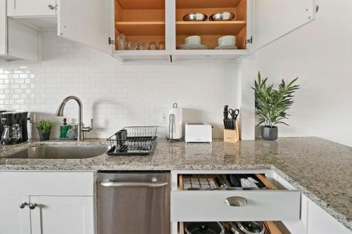 Kitchen, Picturesque 1BR Apartment in Arlington Heights - Salem 8C in Arlington Heights (IL)