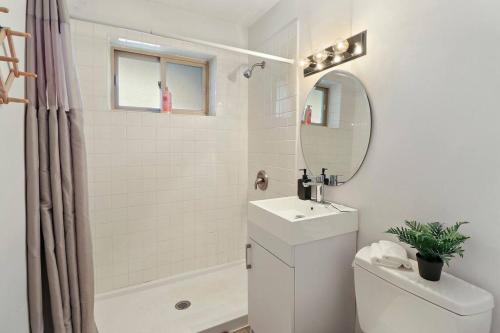Bathroom, Picturesque 1BR Apartment in Arlington Heights - Salem 8C in Arlington Heights (IL)
