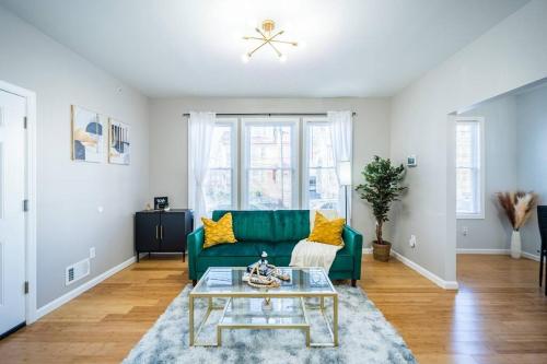 6 Mins From EWR Airport Cozy 3 Bedroom Apartment in Newark, USA