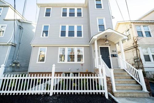 6 Mins From EWR Airport Cozy 3 Bedroom Apartment in Newark, USA