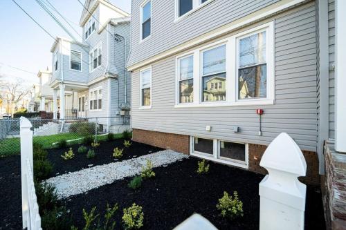 6 Mins From EWR Airport Cozy 3 Bedroom Apartment in Newark, USA