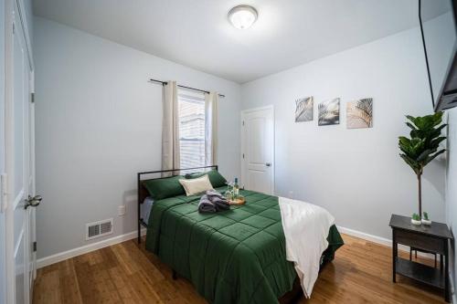 6 Mins From EWR Airport Cozy 3 Bedroom Apartment in Newark, USA