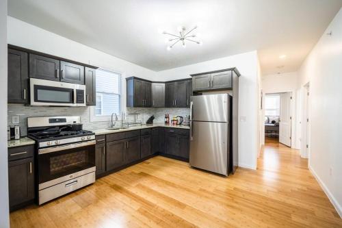 6 Mins From EWR Airport Cozy 3 Bedroom Apartment in Newark, USA