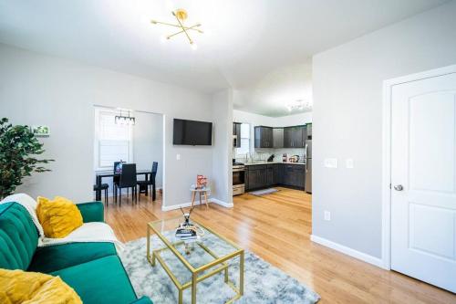 6 Mins From EWR Airport Cozy 3 Bedroom Apartment in Newark, USA