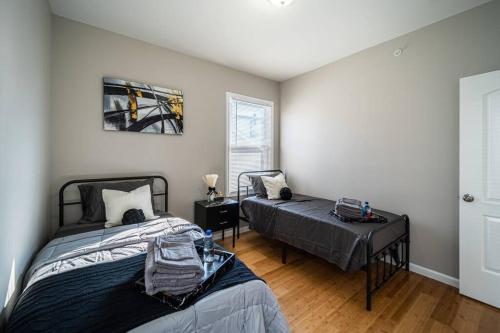 6 Mins From EWR Airport Cozy 3 Bedroom Apartment in Newark, USA