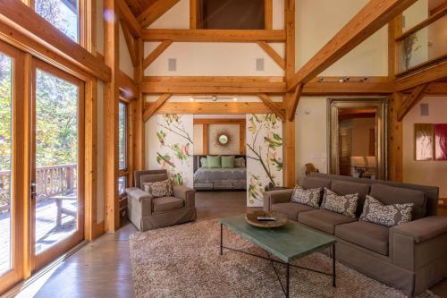 Cedar Rock Townhomes at Eagles Nest in Banner Elk, USA