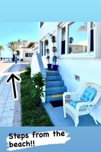Little “house” right on the beach in Hollywood, USA