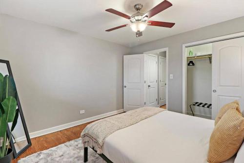 Guestroom, 1BR Apartment in Quiet Arlington Neighborhood - Salem 3C in Arlington Heights (IL)