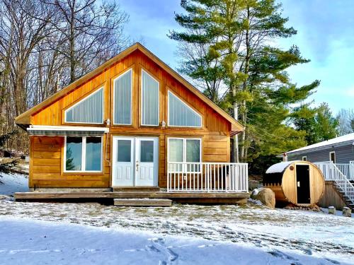 Muskoka Lakefront 3-bdrm Chalet