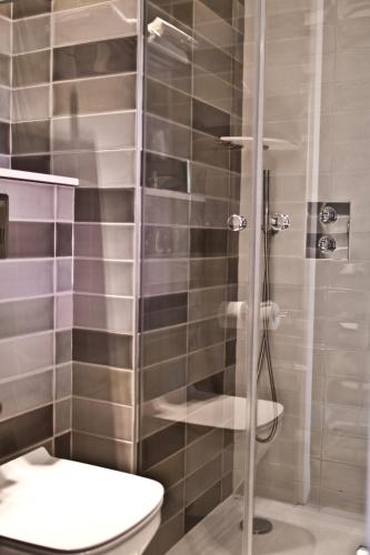 Small Single Room - Shower image 9